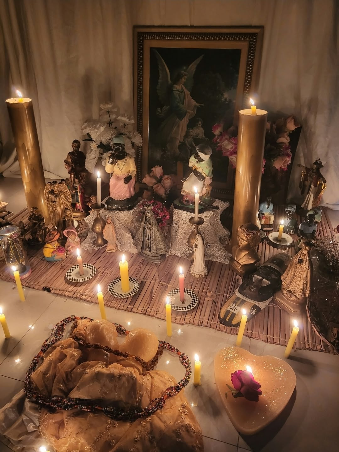 Velas de mel acesas sobre o altar preparado para os trabalhos amorosos