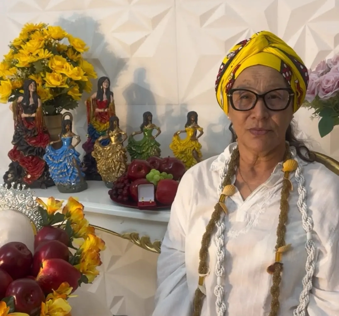 Joana de Ogum vestida de branco em seu espaço espiritual
